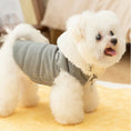 Cargar la imagen en la vista de la galería, Petit chien blanc portant un manteau pour petit chien gris avec col en fausse fourrure d'Oscar et Plume
