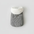 Cargar la imagen en la vista de la galería, Manteau pour petit chien gris avec col en laine blanche confortable par Oscar et Plume