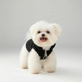 Cargar la imagen en la vista de la galería, Petit chien blanc portant un manteau pour petit chien noir confortable avec fermeture éclair
