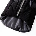 Cargar la imagen en la vista de la galería, Manteau pour petit chien noir en tissu côtelé avec fermeture éclair signé Oscar et Plume