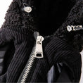 Cargar la imagen en la vista de la galería, Détail de la fermeture éclair et texture en laine d'un manteau pour petit chien noir Oscar et Plume
