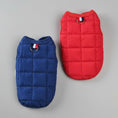 Cargar la imagen en la vista de la galería, Deux vestes chaudes pour chien en tissu matelassé bleu et rouge avec anneaux métalliques