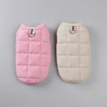 Cargar la imagen en la vista de la galería, veste chaude pour chien matelassée en rose et beige avec anneau pour laisse