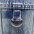 Charger l'image dans la visionneuse de la galerie, Détail en jean avec boucle métallique sur veste en jean pour chien de la marque Oscar et Plume
