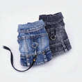 Charger l'image dans la visionneuse de la galerie, Deux vestes en jean pour chien en denim bleu clair et foncé avec attaches pour laisse