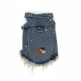 Load image into Gallery viewer, Veste en jean pour teckel avec broderie amusante et bord frangé pour chiens tendance