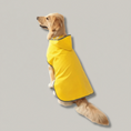 Charger l'image dans la visionneuse de la galerie, Chien portant une veste imperméable pour chien jaune avec capuche pour les jours de pluie