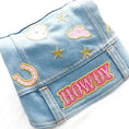Charger l'image dans la visionneuse de la galerie, Veste jean petit chien bleu clair avec broderies étoiles lune fer à cheval et inscription Howdy