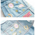 Charger l'image dans la visionneuse de la galerie, Détails brodés sur veste jean petit chien en denim clair avec étoiles, nuages et fer à cheval