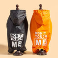 Carica l'immagine nel visualizzatore della galleria, Deux vestes pluie pour chien noires et orange avec capuche et inscription don't touch me