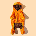 Carica l'immagine nel visualizzatore della galleria, Veste pluie pour chien orange avec capuche et doublure en maille de la marque Oscar et Plume