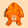 Carica l'immagine nel visualizzatore della galleria, Veste pluie pour chien orange avec capuche et inscription blanche dont Oscar et Plume