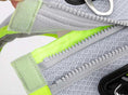 Carica l'immagine nel visualizzatore della galleria, Détail de la fermeture éclair et du tissu en maille d'une veste rafraîchissante pour chien Oscar et Plume