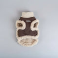Charger l'image dans la visionneuse de la galerie, Vêtement fausse fourrure pour petit chien de couleur marron avec capuche et détails en fourrure douce