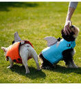 Carica l'immagine nel visualizzatore della galleria, Chiens portant un vêtement sécurité chien design en bleu et orange avec ailerons pour promenade sûre