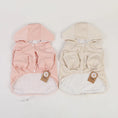 Cargar la imagen en la vista de la galería, Imperméable pour bouledogue français avec capuche en rose et beige d'Oscar et Plume