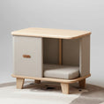 Load image into Gallery viewer, Maison design pour chat en bois clair et tissu beige avec coussin intérieur et chat sur le toit
