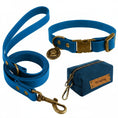 Load image into Gallery viewer, Collier et laisse pour chien bleu avec médaille dorée et pochette WiseDog assortie