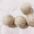 Cargar la imagen en la vista de la galería, Quatre boules en sisal naturel pour chat de la marque Oscar et Plume posées sur un tissu clair