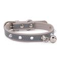 Load image into Gallery viewer, Collier à rivet et clochette en cuir durable pour chat Oscar et Plume Gris clair
