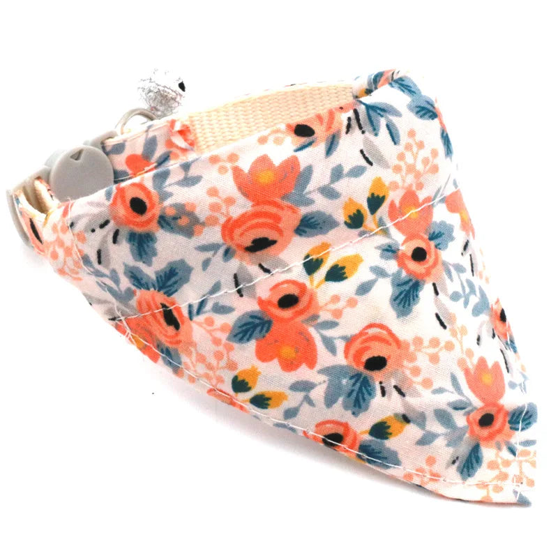 Bandana à fleurs avec collier pour petit chien et chat