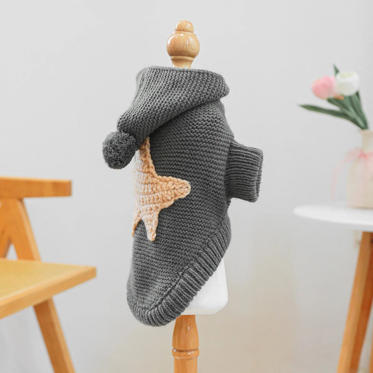 Pull nordique gris foncé pour chiens et chats avec capuche et étoile beige sur le dos.