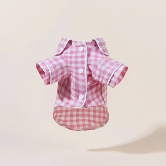 Pyjama pour chien teckel en vichy rose avec nœud papillon décoratif et boutons blancs