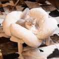 Carica l'immagine nel visualizzatore della galleria, Coussin pour Chat En Bois Surélevé
