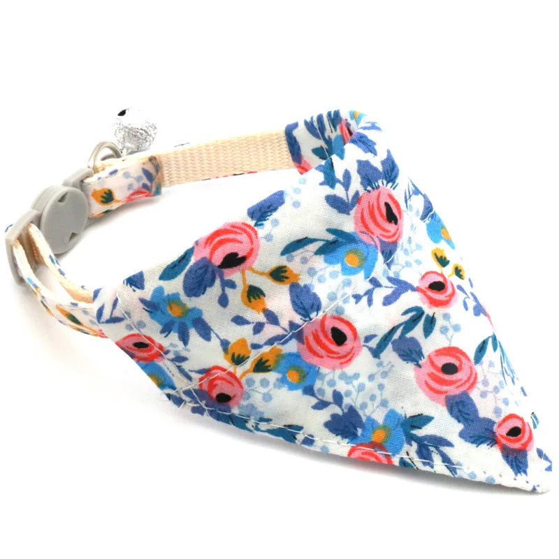 Bandana à fleurs avec collier pour petit chien et chat