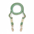 Laisse mains libres chien Oscar et Plume en corde tressée verte avec mousquetons métalliques dorés