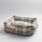 Lit déhoussable chien Oscar et Plume en tissu à carreaux beige et gris pour un confort optimal