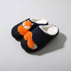 Paire de chaussons tricotés bleu marine avec motif renard orange et intérieur fourré blanc