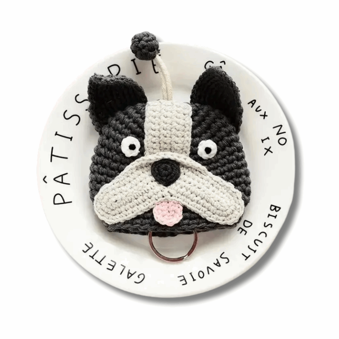 Oscar et Plume porte-clés bouledogue en crochet noir et blanc avec visage mignon langue rose et anneau métal