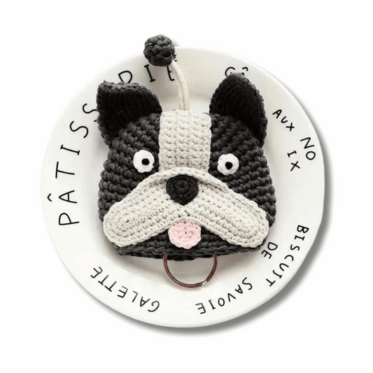 Oscar et Plume porte-clés bouledogue en crochet noir et blanc avec visage mignon langue rose et anneau métal