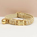 collier personnalisable pour chat en tweed beige avec clochette dorée et fermoir gravé