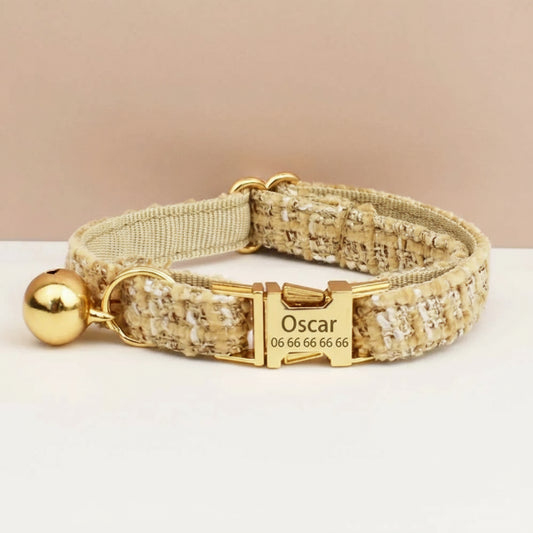collier personnalisable pour chat en tweed beige avec clochette dorée et fermoir gravé