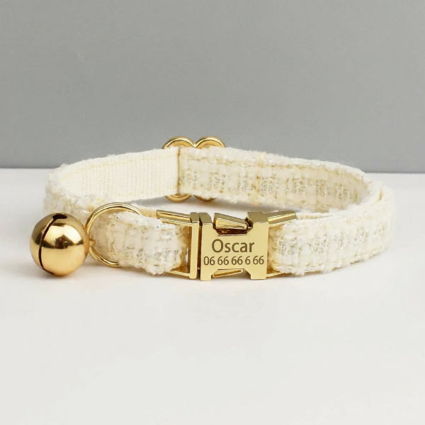 collier personnalisable pour chat Oscar et Plume en tissu écru avec fermoir doré gravé et grelot
