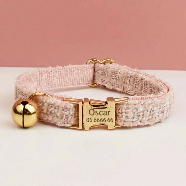collier personnalisable pour chat rose en tweed avec plaque gravée et grelot doré Oscar et Plume