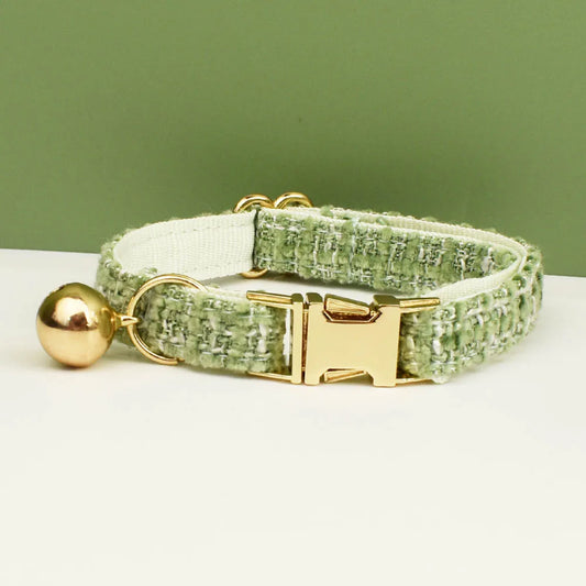 collier personnalisable pour chat en tissu vert tweed avec boucle dorée et clochette, réglable