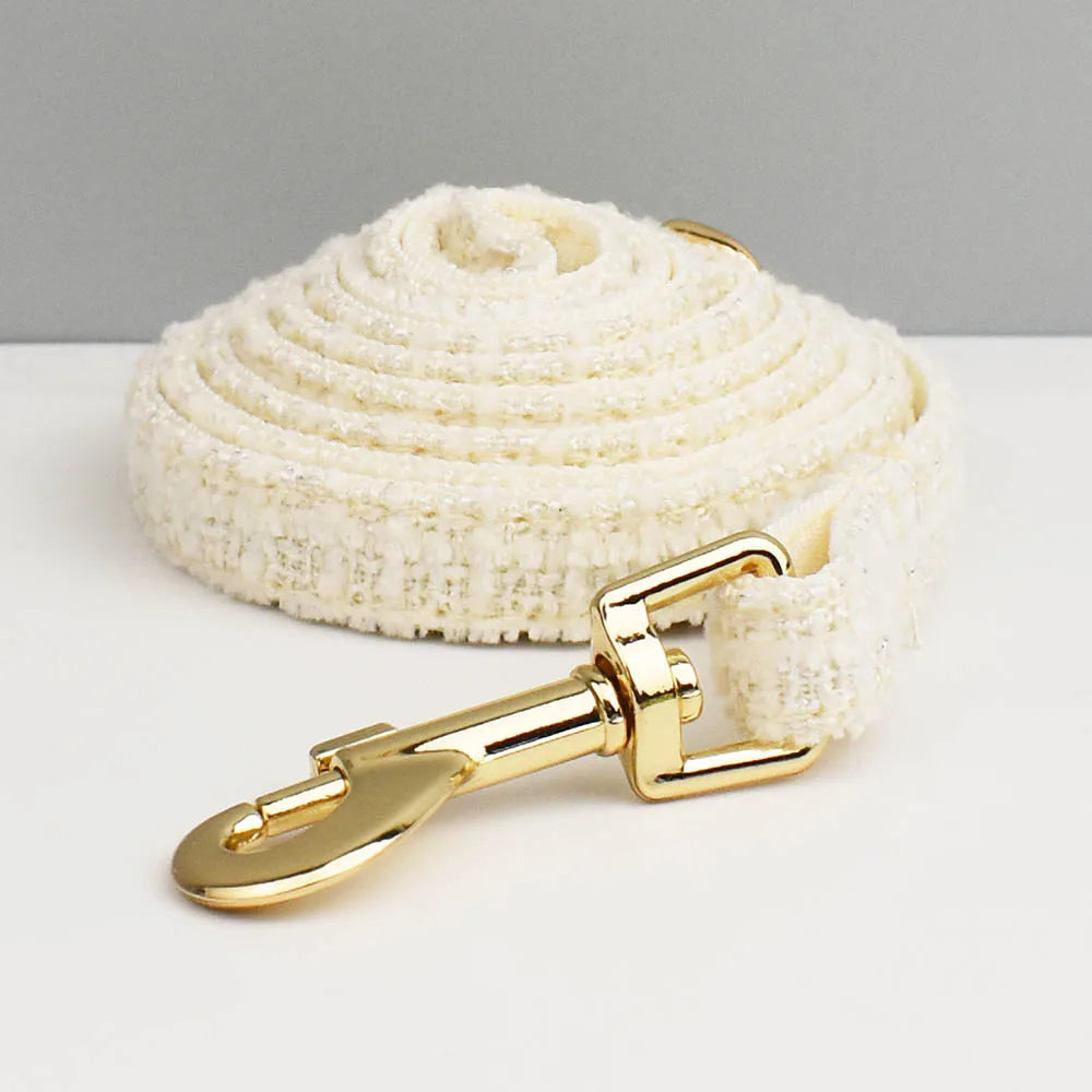 collier personnalisable pour chat en tissu crème texturé avec mousqueton doré élégant