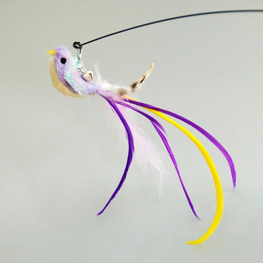 Jouet baguette plume oiseau pour chat avec plumes colorées jaune et violet accroché à une tige noire