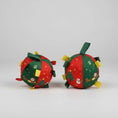 Load image into Gallery viewer, Balle de Noël pour chien en couleurs festives avec motifs de sapins et bonhommes de neige
