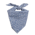 Bandana coton pour chien bleu avec motif floral blanc et nœud ajustable Oscar et Plume