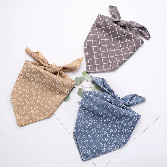 Triade de bandana coton pour chien Oscar et Plume en beige, bleu à fleurs et gris à carreaux