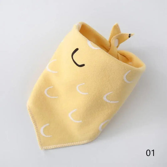 Bandana doux pour chien jaune avec motifs blancs et détails noirs signé Oscar et Plume