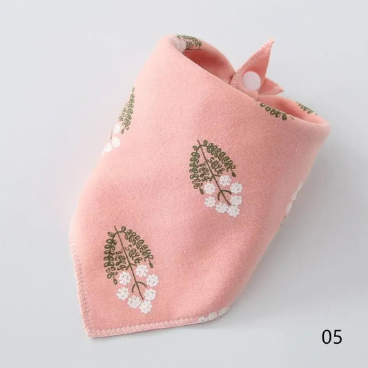 Bandana doux pour chien rose avec motif floral et fermeture à pression de la marque Oscar et Plume
