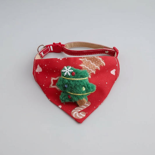 Bandana Noël pour chat et chien en rouge avec un motif d'arbre de Noël et des décorations festives