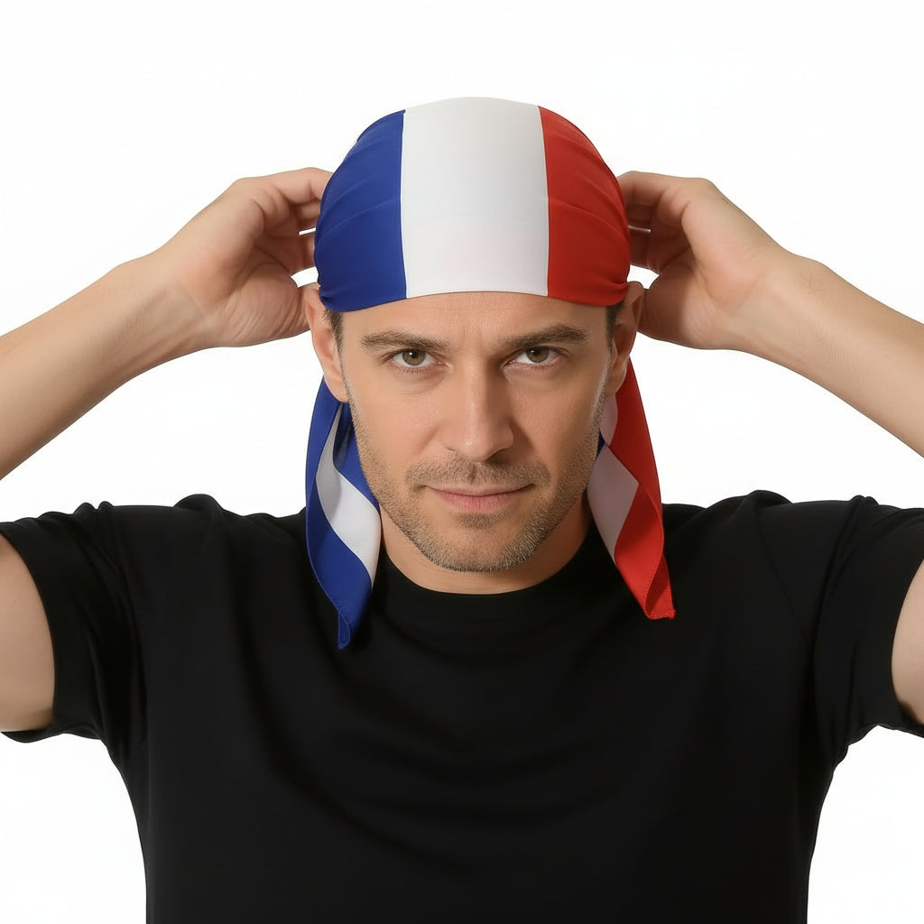 Homme portant un bandana pour chien aux couleurs bleu, blanc et rouge pour un style unique