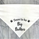 Bandana pour chien blanc avec inscription Soon to be Big Brother et motifs pattes noires