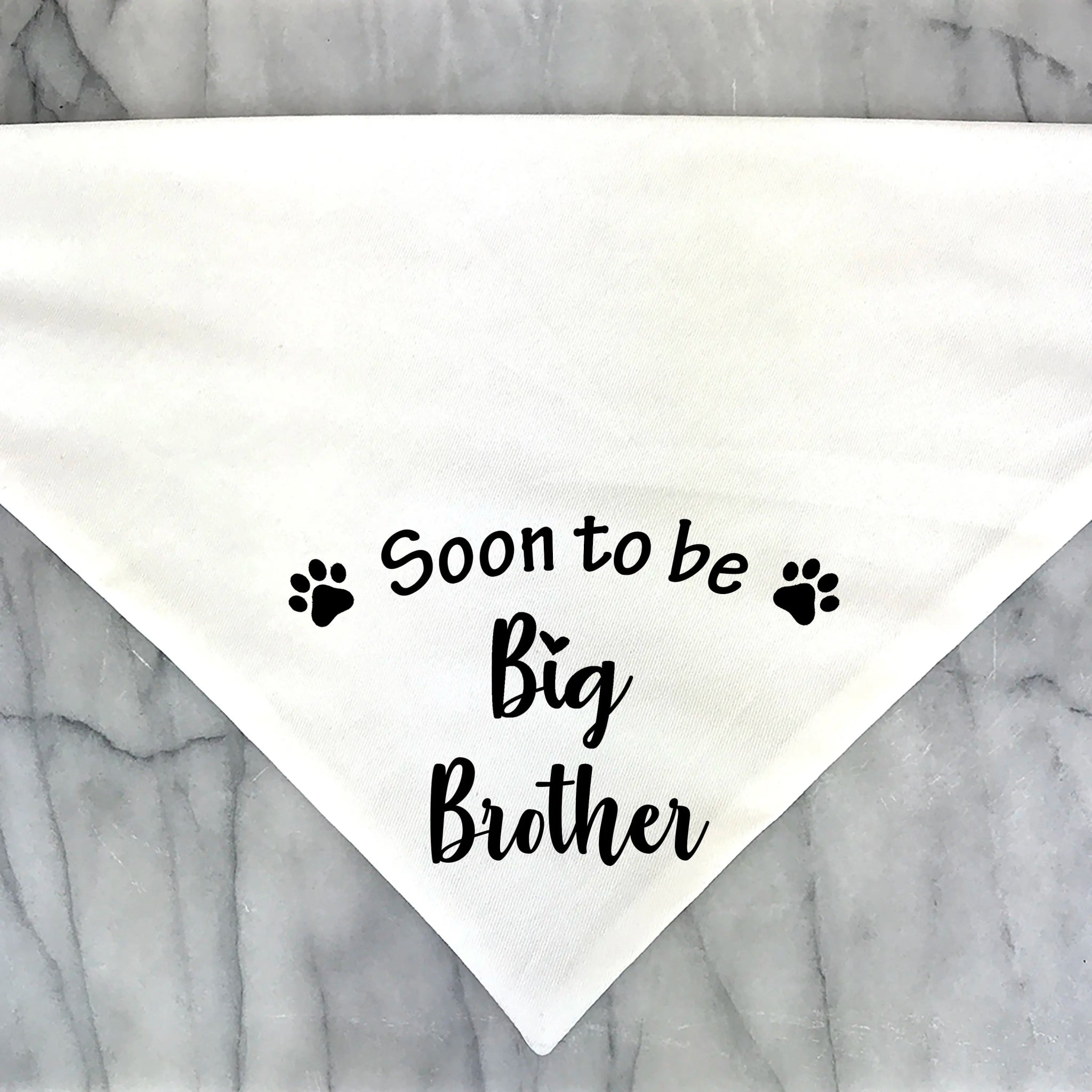 Bandana pour chien blanc avec inscription Soon to be Big Brother et motifs pattes noires